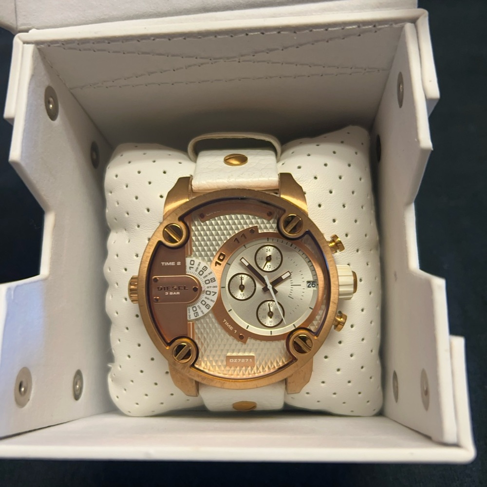 DIESEL, Unisex White Leather Band/Rose Gold Stainless Steal Case and Buckle.